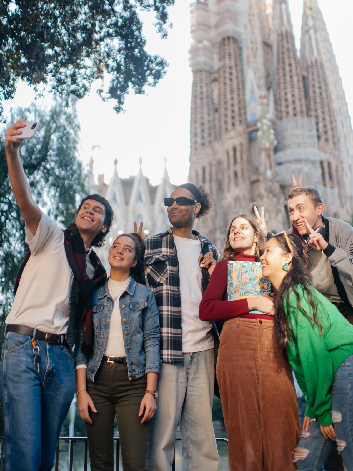 Los estudiantes de Freeda se están tomando un selfie frente a la Sagrada Familia